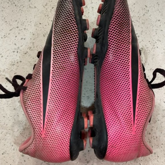 ❤️❤️ Nike Youth Pink and Black Soccer Cleats - Size 2 - Picture 3 of 8